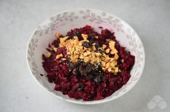 Beetroot, prune and walnut salad: photo of recipe preparation, step 5