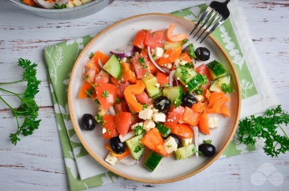 Greek salad at home: photo of recipe preparation, step 3