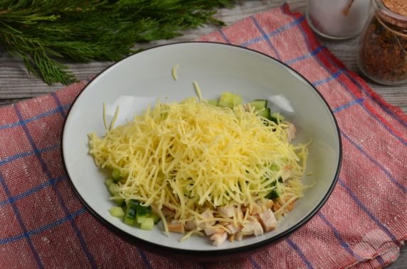 Herringbone salad with chicken and cheese: photo of recipe preparation, step 3