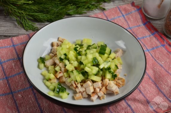 Herringbone salad with chicken and cheese: photo of recipe preparation, step 2