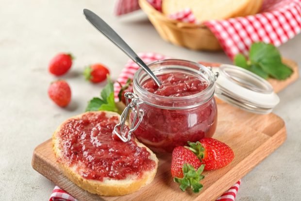 Strawberry jam is a simple and delicious recipe how to cook step by step