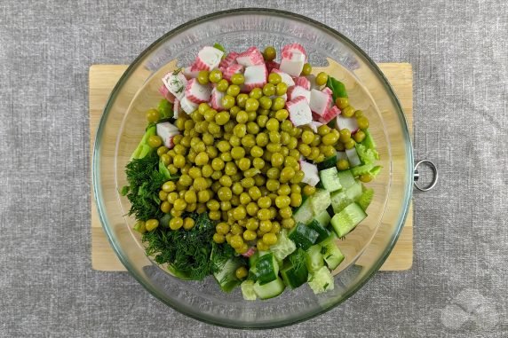 Salad with crab sticks, cucumbers and peas: photo of recipe preparation, step 4