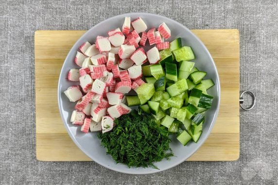 Salad with crab sticks, cucumbers and peas: photo of recipe preparation, step 1