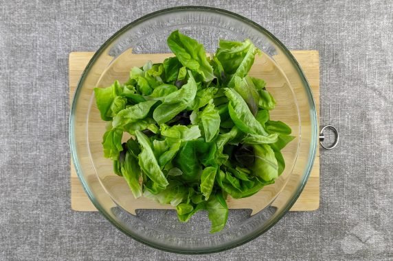 Salad with crab sticks, cucumbers and peas: photo of recipe preparation, step 2