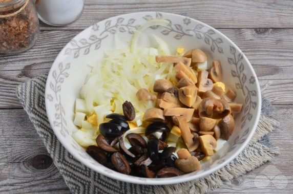 Salad with mushrooms and cherry tomatoes: photo of recipe preparation, step 2