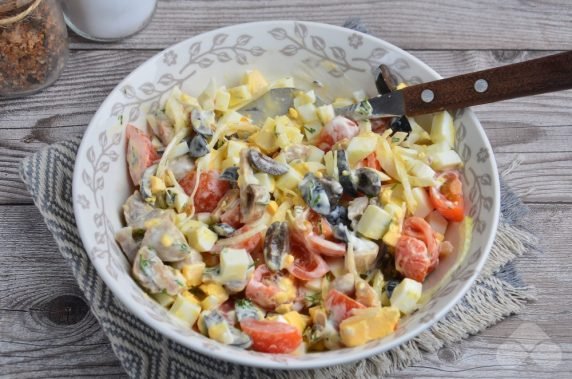 Salad with mushrooms and cherry tomatoes: photo of recipe preparation, step 4