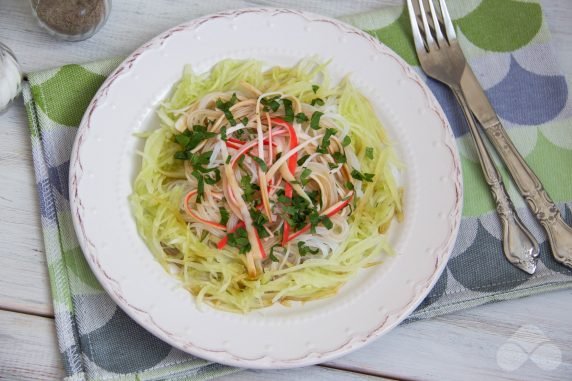 Asian crab salad with cucumbers and parsley: photo of recipe preparation, step 4