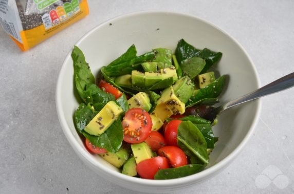 Vegetarian salad with avocado and chia seeds: photo of recipe preparation, step 4