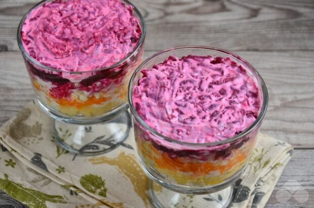 Herring under a fur coat with pickled beetroot: photo of recipe preparation, step 6