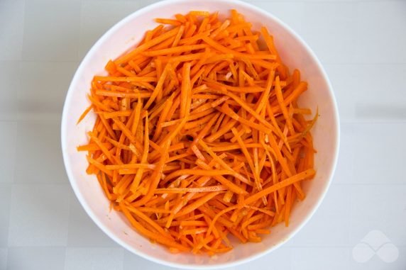 Spicy carrot salad for winter: photo of recipe preparation, step 3