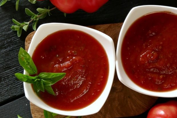 Tomato ketchup with apples and pepper for winter Tomato ketchup with apples and pepper for winter