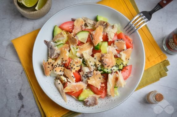 Salad with smoked mackerel and vegetables: photo of recipe preparation, step 5