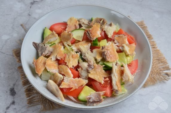 Salad with smoked mackerel and vegetables: photo of recipe preparation, step 3