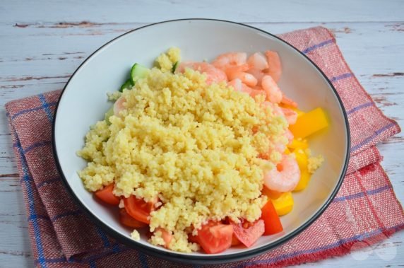 Vegetable salad with shrimp and couscous: photo of recipe preparation, step 3