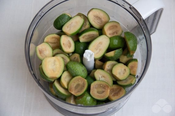 Feijoa jam without cooking: photo of recipe preparation, step 2