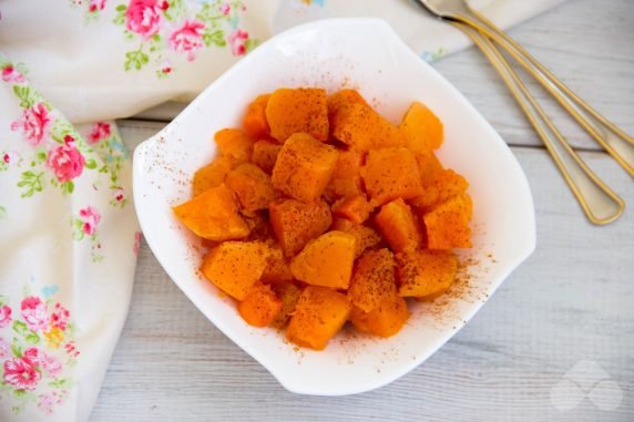 Baked pumpkin with honey and cinnamon: photo of recipe preparation, step 5