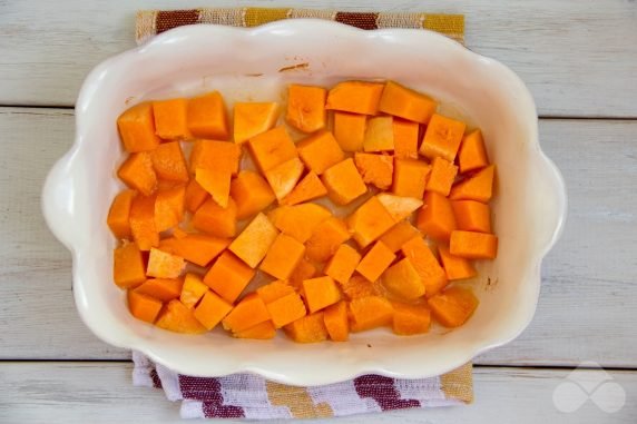 Baked pumpkin with honey and cinnamon: photo of recipe preparation, step 3