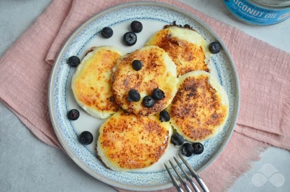 Cheesecakes in coconut oil: photo of recipe preparation, step 4