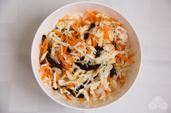 Fresh cabbage salad with prunes and mayonnaise: photo of recipe preparation, step 5