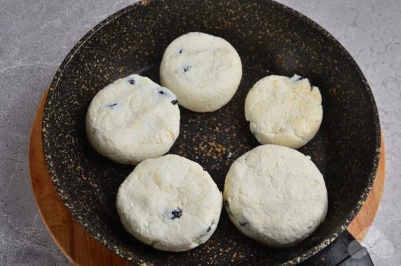 Cheesecakes with cranberries: photo of recipe preparation, step 4