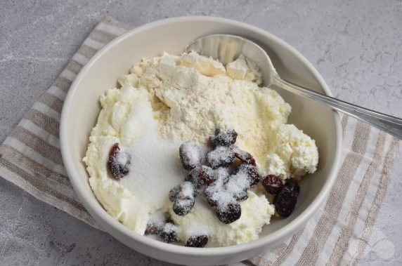 Cheesecakes with cranberries: photo of recipe preparation, step 2