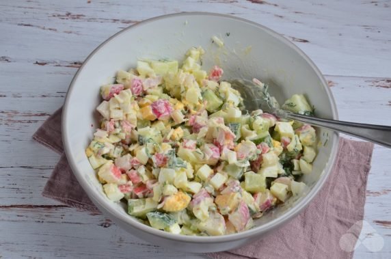 Salad with crab sticks, radishes and herbs: photo of recipe preparation, step 4