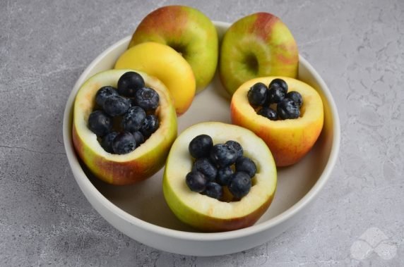 Apples baked with berries and honey: photo of recipe preparation, step 3