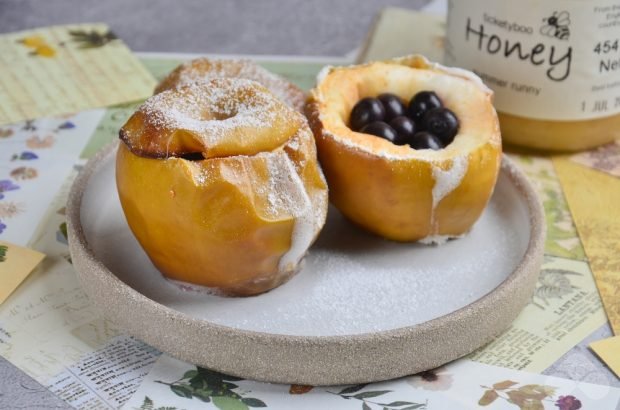 Apples baked with berries and honey – a simple and delicious recipe with photos (step by step)